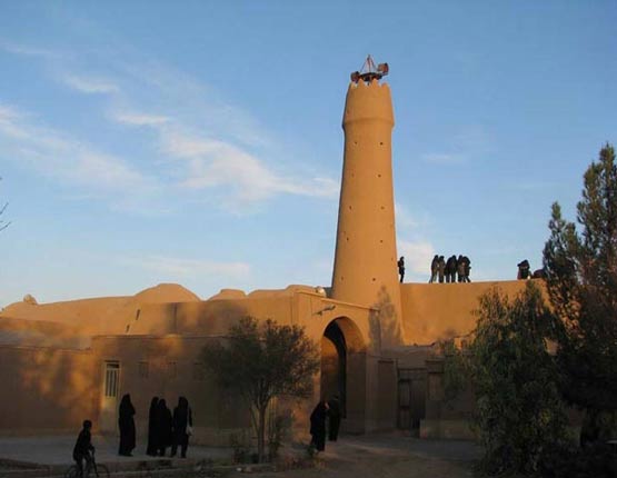 مناره مسجد و پیرزن