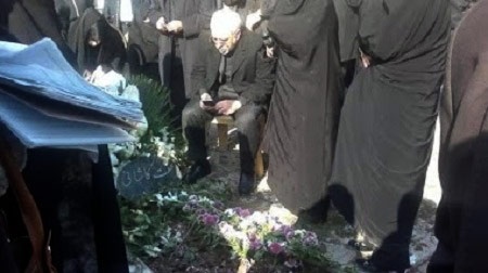 ظریف بر سر مزار مادرش
