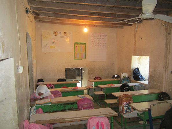 دانش‌آموزانی که در انبار درس می‌خوانند