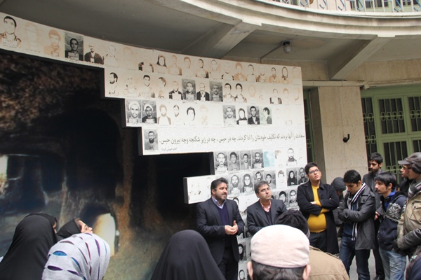 بازدید فعالان دانشجویی دانشگاه آزاد از موزه عبرت
