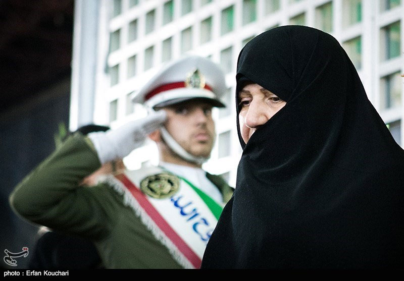 همسر روحانی در مراسم تجدید میثاق با امام(ره) همسر روحانی در مراسم تجدید میثاق با امام(ره)