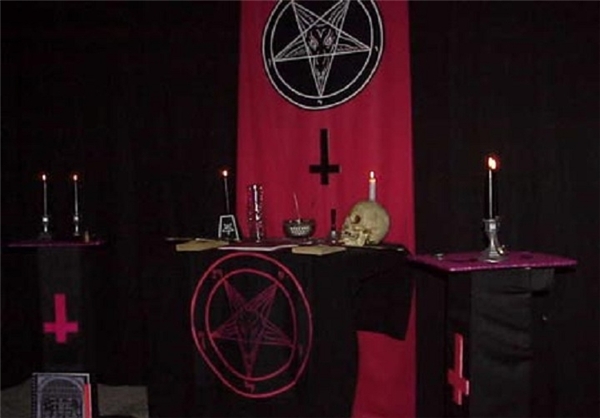 چرا رنگ سیاه در شیطان‌پرستی مقدس است