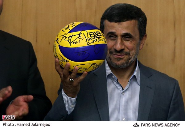 عکس/ هدیه والیبالیست‌ها به احمدی‌نژاد