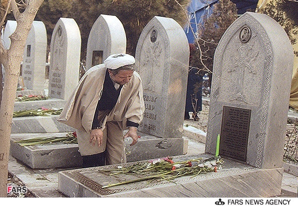 یک روحانی بر سر مزار شهدای اقلیت دینی یک روحانی بر سر مزار شهدای اقلیت دینی