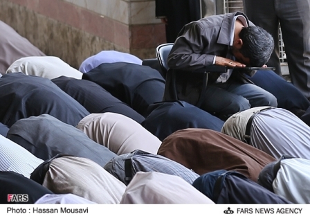 احمدینژاد نماز امروز خود را نشسته خواند احمدینژاد نماز امروز خود را نشسته خواند