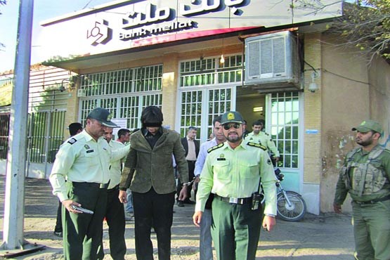جدال کارمند بانک با سارق مسلح جدال کارمند بانک با سارق مسلح
