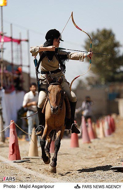 عکس/دختران کمانگیر روی اسب در تهران