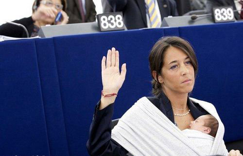 دختر 2ساله‌ای که در پارلمان اروپا رای‌می‌دهد!