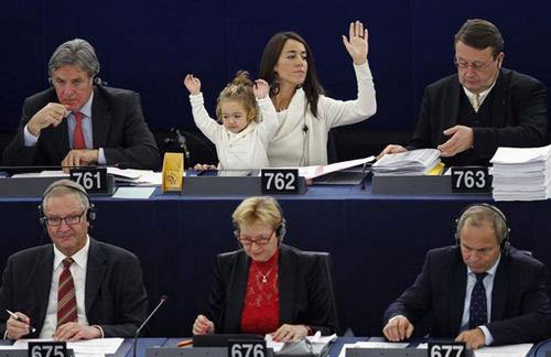 دختر 2ساله‌ای که در پارلمان اروپا رای‌می‌دهد!