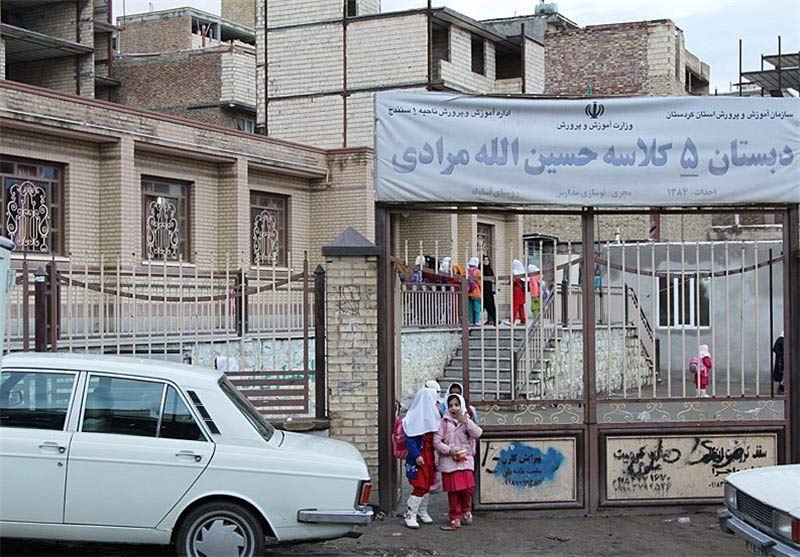 درس خواندن در کلاس بدون برق و بخاری درس خواندن در کلاس بدون برق و بخاری