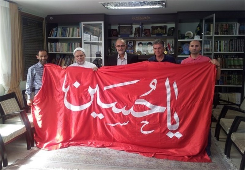پرچم «یا حسین» در دستان کیروش + عکس پرچم «یا حسین» در دستان کیروش + عکس