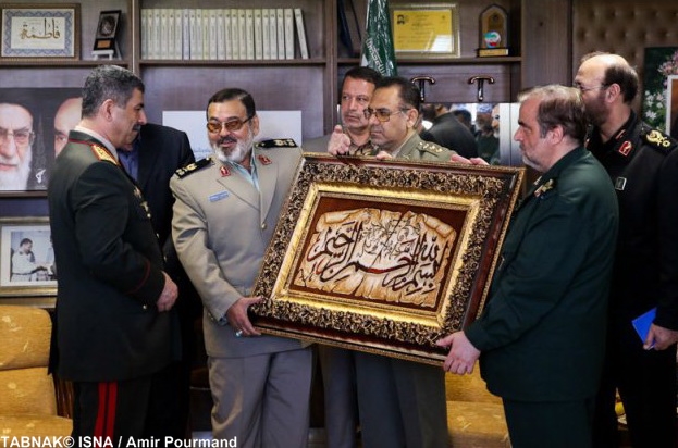 هدیه جالب وزیر دفاع آذربایجان به فیروزآبادی هدیه جالب وزیر دفاع آذربایجان به فیروزآبادی