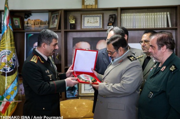 هدیه جالب وزیر دفاع آذربایجان به فیروزآبادی هدیه جالب وزیر دفاع آذربایجان به فیروزآبادی
