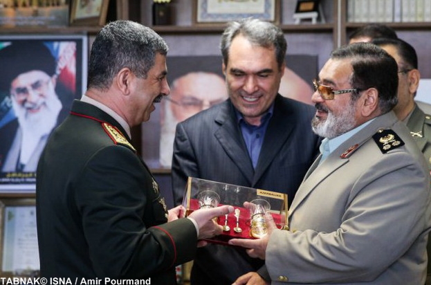 هدیه جالب وزیر دفاع آذربایجان به فیروزآبادی هدیه جالب وزیر دفاع آذربایجان به فیروزآبادی