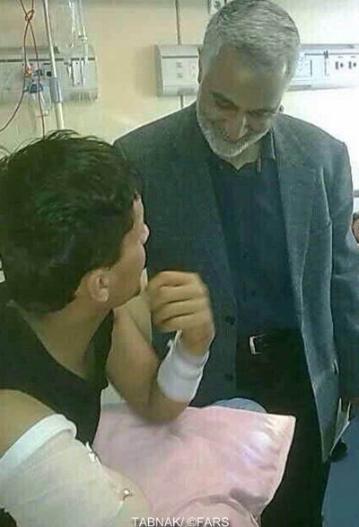 عیادت سردار سلیمانی از مجروحان عراقی در تهران+تصویر