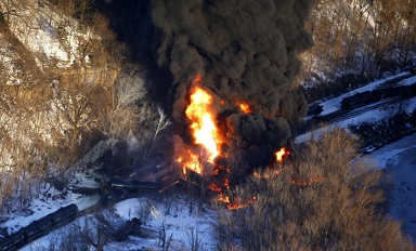 آتش‌سوزی یک قطار حامل نفت در آمریکا