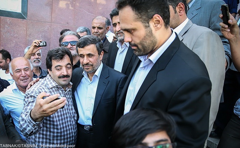 عکس "سلفی" با احمدی نژاد در مراسم ختم