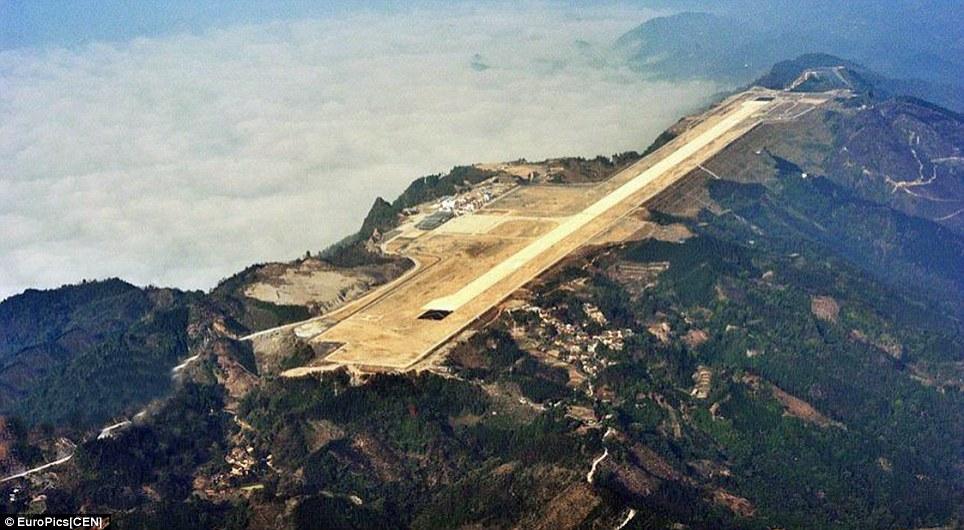 فرودگاهی که در نوک قله کوه ساخته شده است