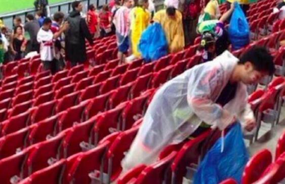 رفتار آموزنده تماشاگران ژاپن در جام جهانی