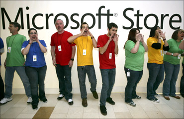 کارمندان شرکت مایکروسافت چقدر حقوق میگیرند؟