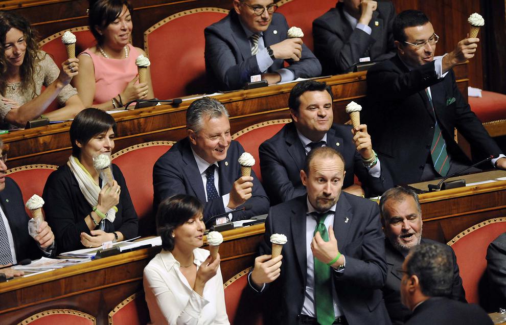 اعتراض جالب مخالفان دولت در مجلس ایتالیا