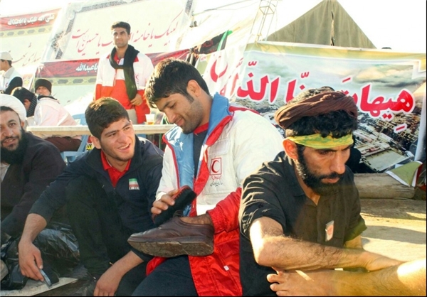 قهرمان‌جهان در حال واکس زدن کفش زائران حسینی