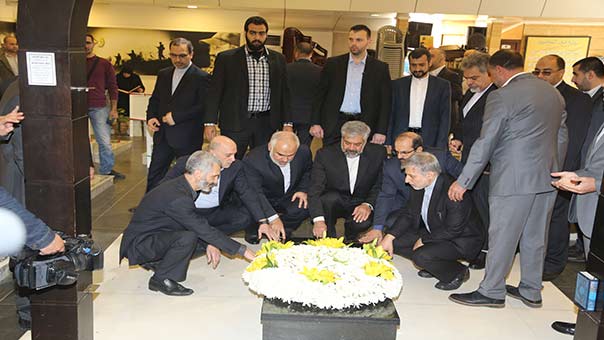 حضور قائم مقام ظریف بر سر مزار عماد مغنیه