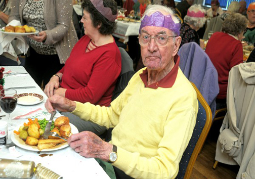 مهمانی کریسمس پیرمرد مهربان برای غریبه‌ها