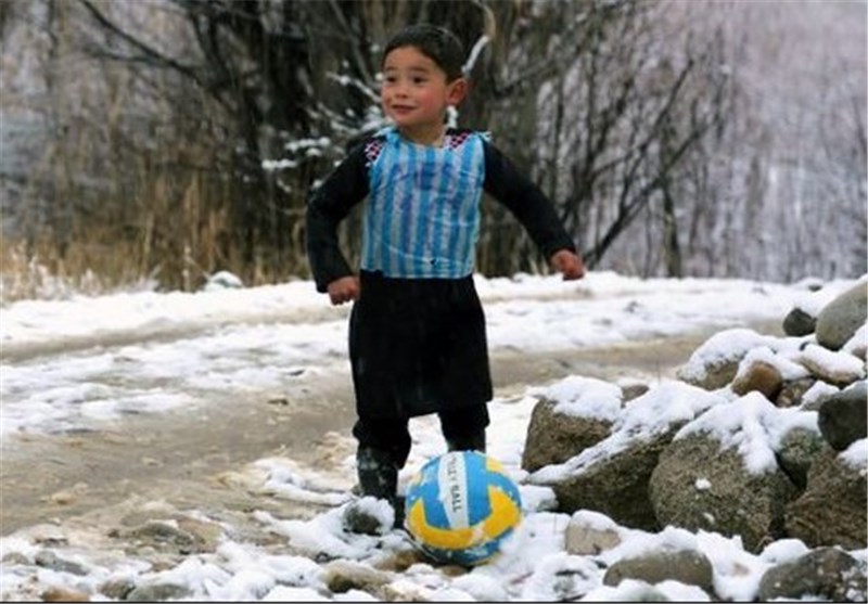 دیدار مسی و کودک افغان در اروپا/هدیه جالب شماره 10 بارسا به مرتضی احمدی