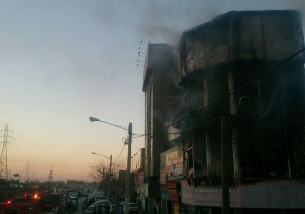 آتش‌سوزی یک مجتمع تجاری در مشهد