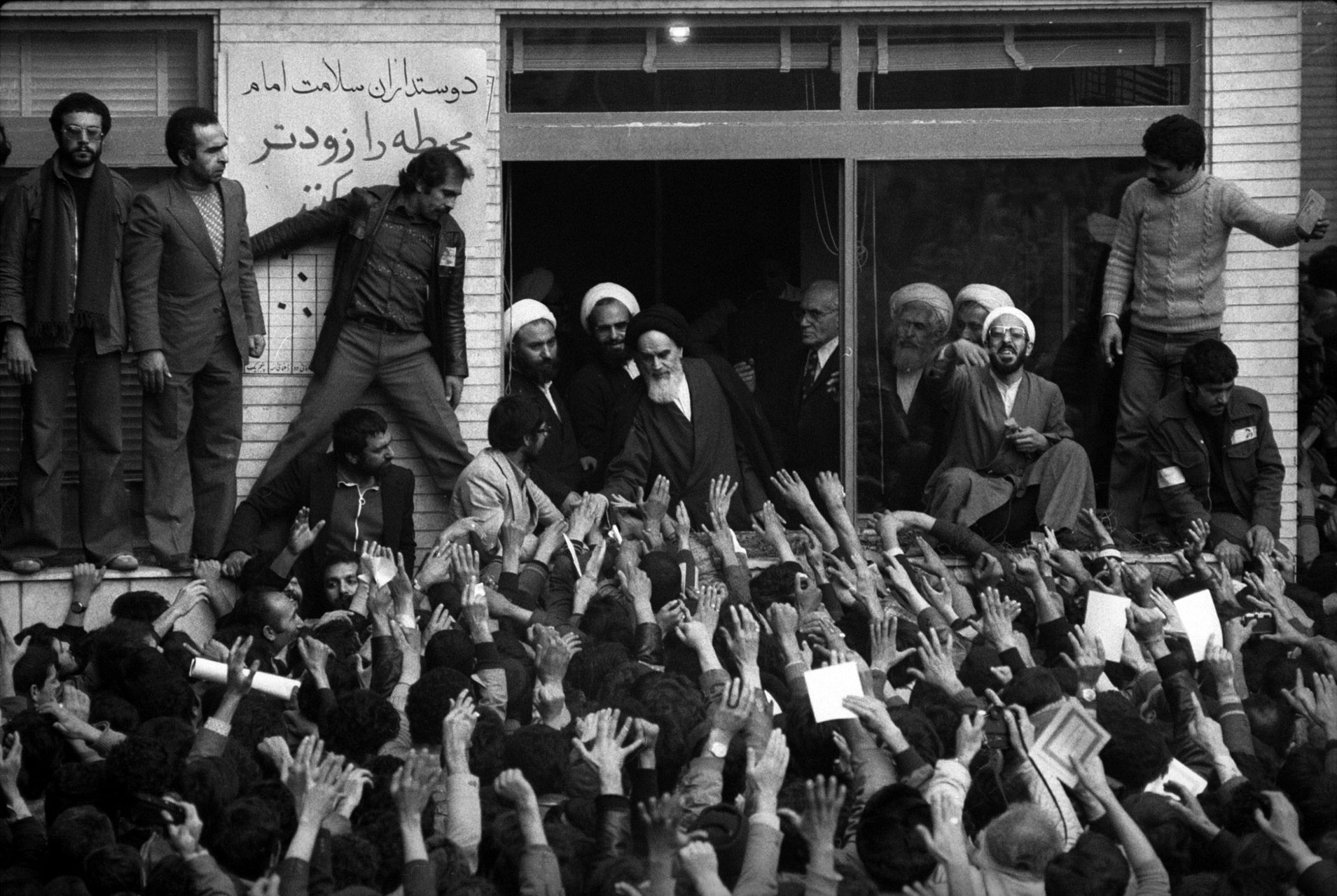 قذافی از انقلاب مردمی ایران حمایت کرد و انور سادات تهدید