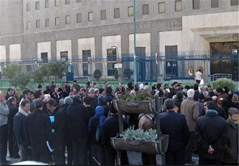 تجمع جمعی از کارکنان پتروشیمی‌ها مقابل مجلس