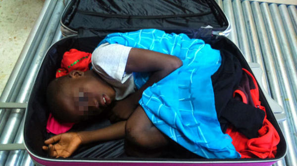 قاچاق کودک آفریقایی در چمدان