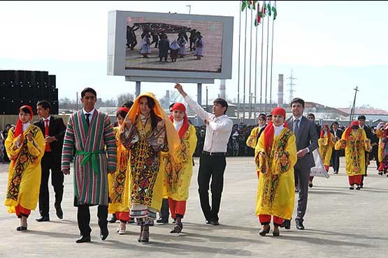 دعوا بر سر پوشش زنان در تاجیکستان