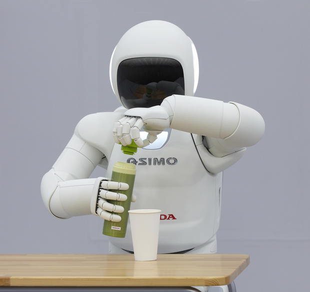 نگاهی به قابلیت های ASIMO؛ پیشرفته ترین روبوت انسان نما + عکس