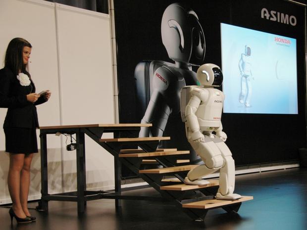 نگاهی به قابلیت های ASIMO؛ پیشرفته ترین روبوت انسان نما + عکس