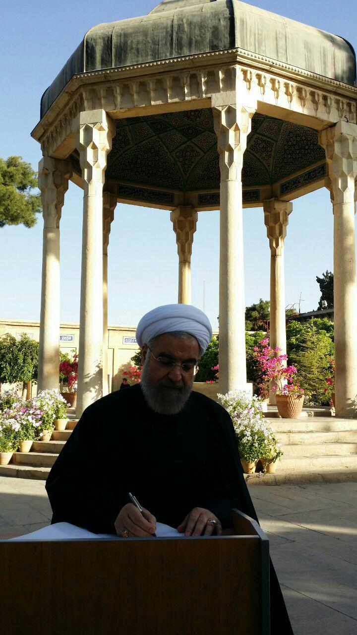 بازدید روحانی از مقبره حافظ شیرازی بازدید روحانی از مقبره حافظ شیرازی