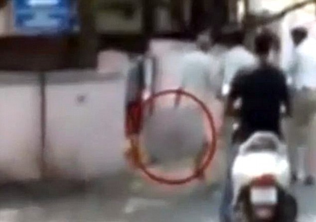قدم‌زدن مرد هندی در خیابان با سربریده همسرش