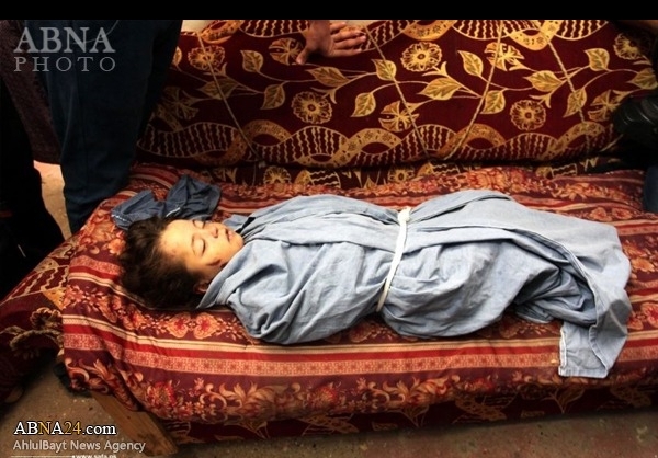 وداع جانسوز پدر فلسطینی با دختر شهیدش وداع جانسوز پدر فلسطینی با دختر شهیدش