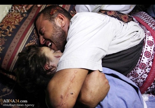 وداع جانسوز پدر فلسطینی با دختر شهیدش وداع جانسوز پدر فلسطینی با دختر شهیدش