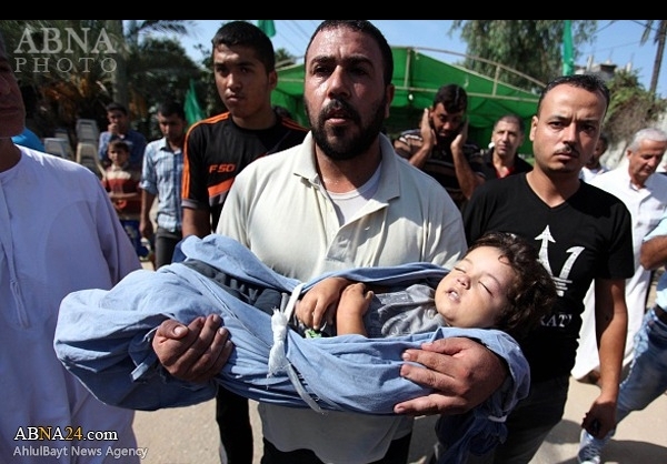 وداع جانسوز پدر فلسطینی با دختر شهیدش وداع جانسوز پدر فلسطینی با دختر شهیدش