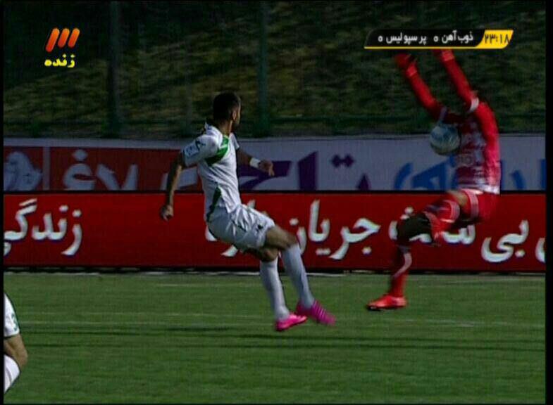 جنجالیترین صحنه دیدار پرسپولیس - ذوب آهن + عکس جنجالیترین صحنه دیدار پرسپولیس - ذوب آهن + عکس