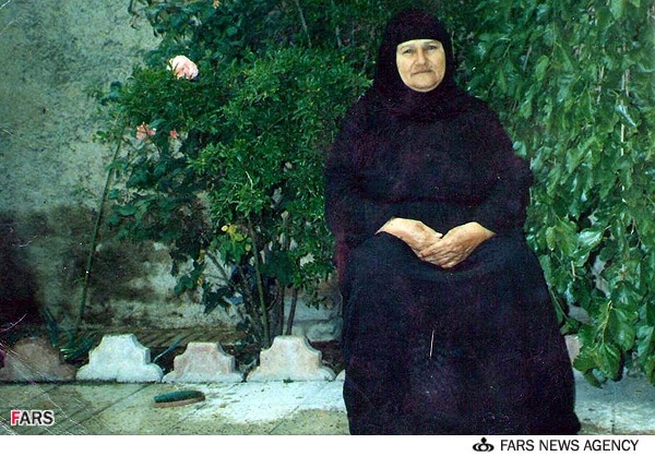 عکسی ماندگار از مادر شهید در یک روز برفی