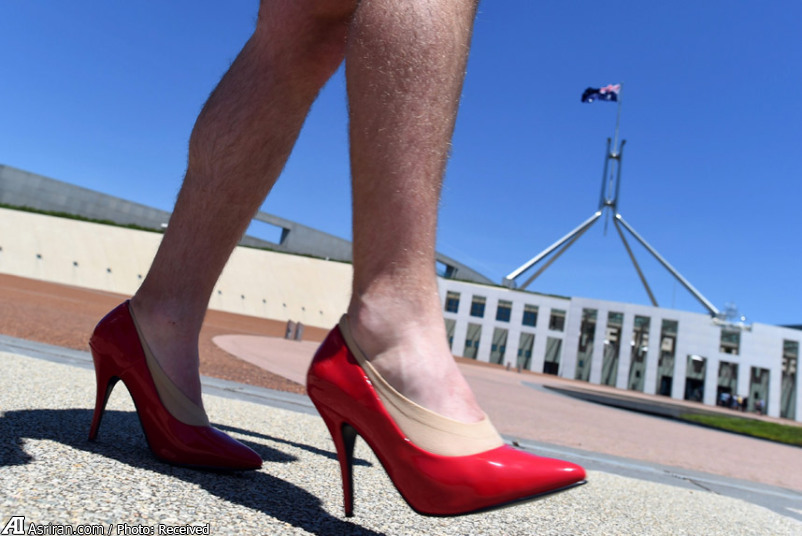 راهپیمایی مردان با کفش زنانه