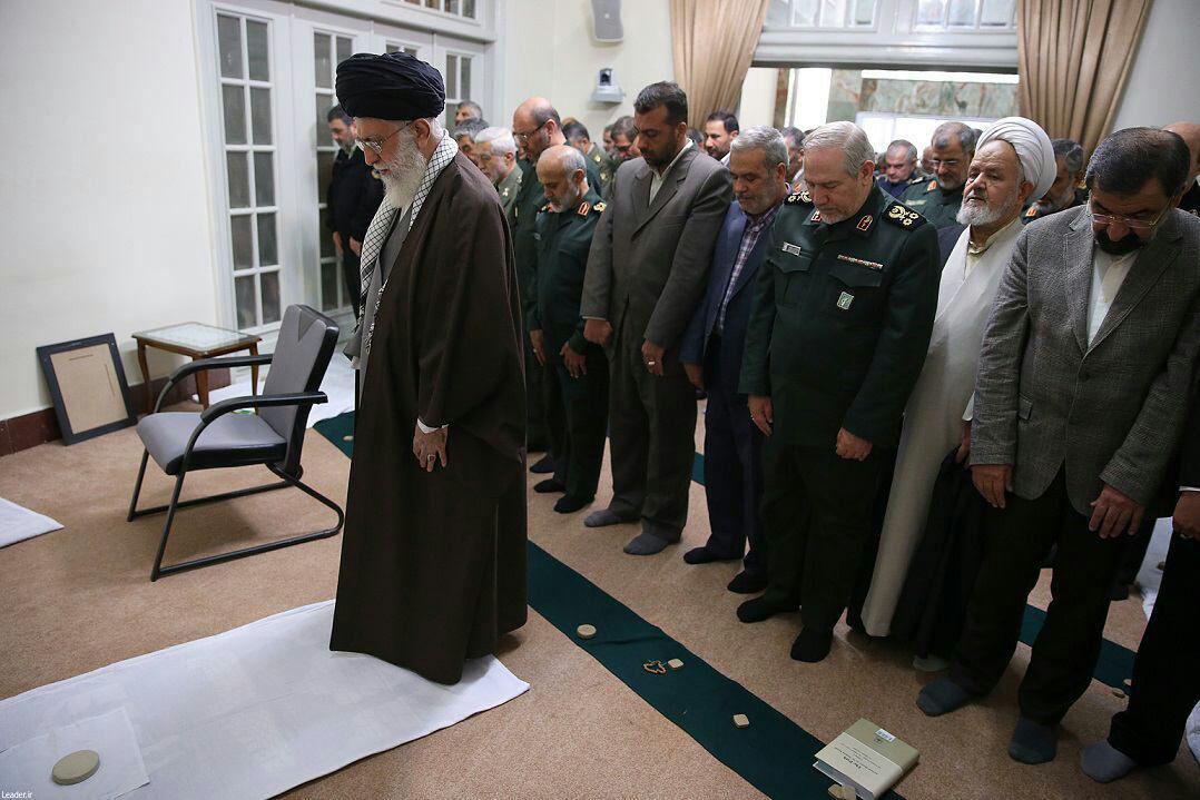 کتابی که رضایی با خود به بیت رهبری برد چه بود؟ کتابی که رضایی با خود به بیت رهبری برد چه بود؟