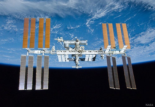 زمین و ایستگاه فضایی بین‌المللی در یک قاب