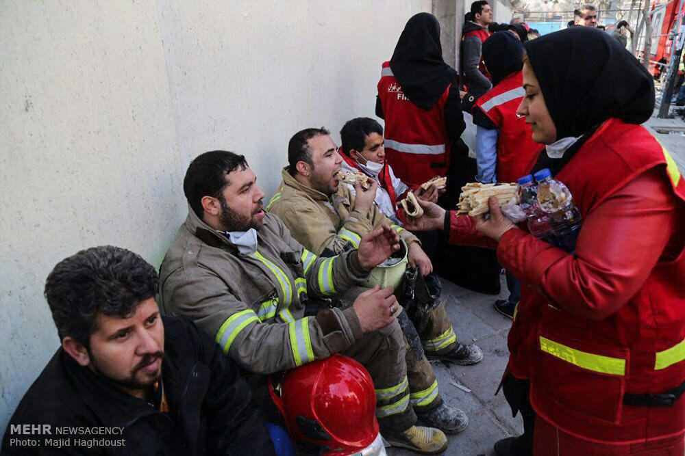 کمک رسانی بانوان داوطلب به آتش نشانان