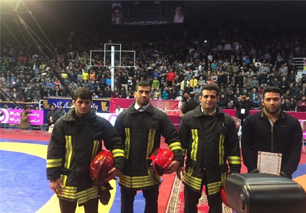 قهرمانان کشتی ایران با لباس آتش‌نشانان