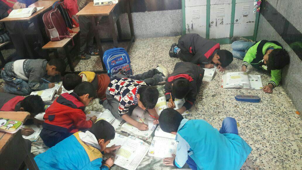 حال و روز دانش&zwnj;آموزان به دلیل کمبود نیمکت