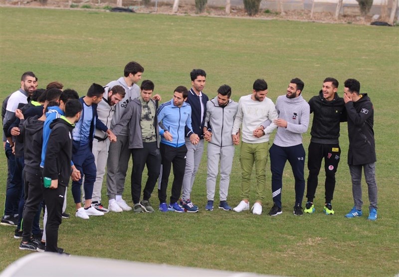 ادامه اعتصاب دراستقلال/بازیکنان با لباس شخصی وسط چمن ادامه اعتصاب دراستقلال/بازیکنان با لباس شخصی وسط چمن
